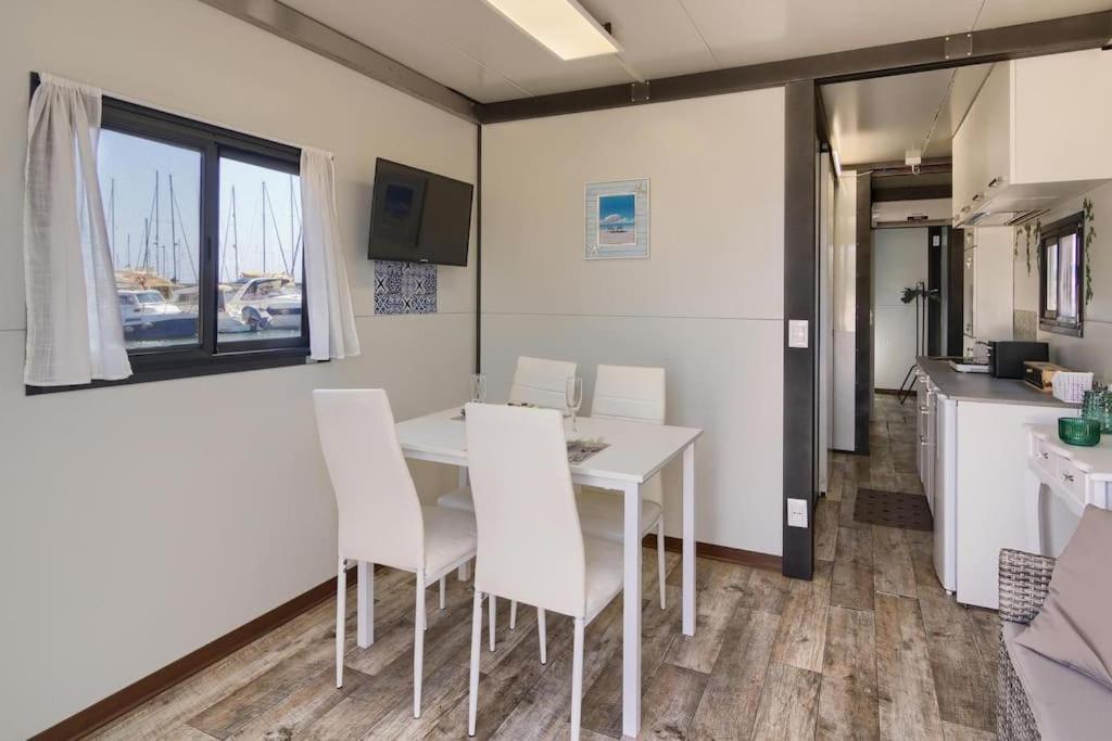 Houseboat Sardinia Suite กาญารี ภายนอก รูปภาพ