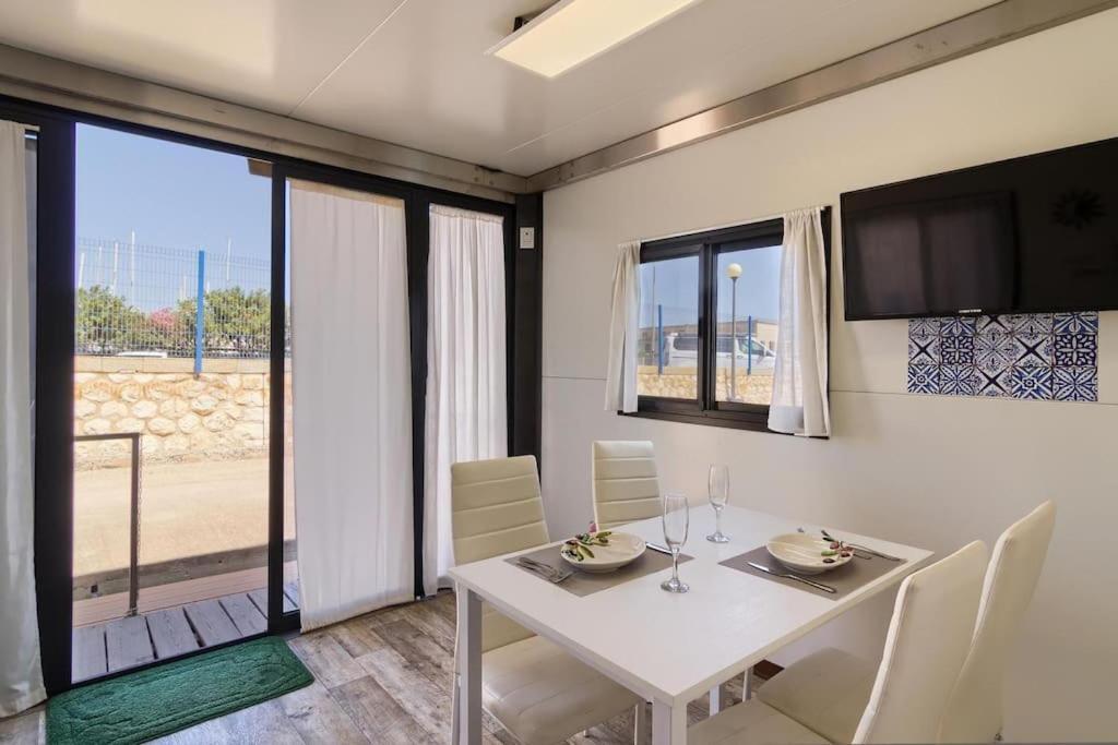 Houseboat Sardinia Suite กาญารี ภายนอก รูปภาพ