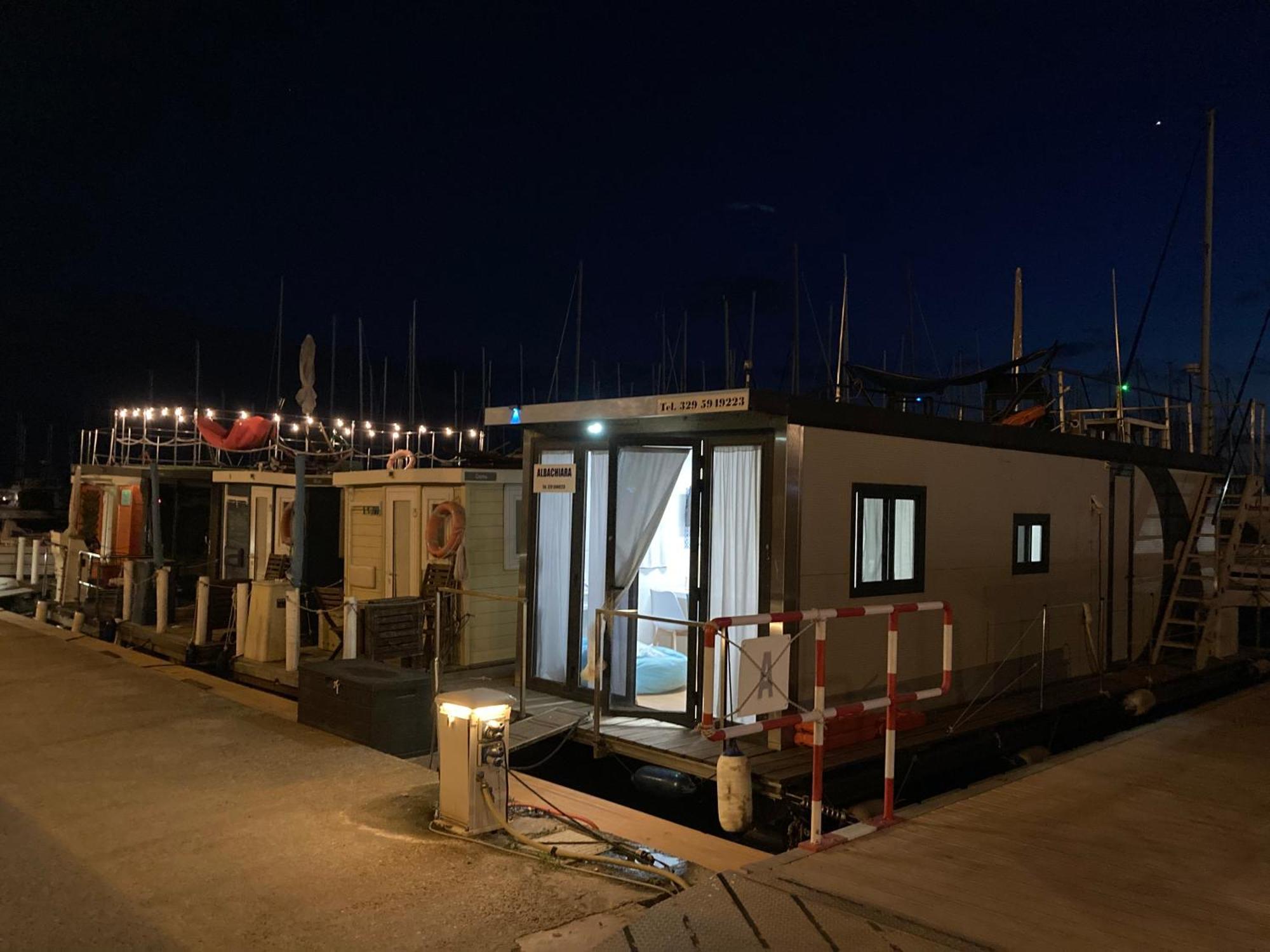 Houseboat Sardinia Suite กาญารี ภายนอก รูปภาพ